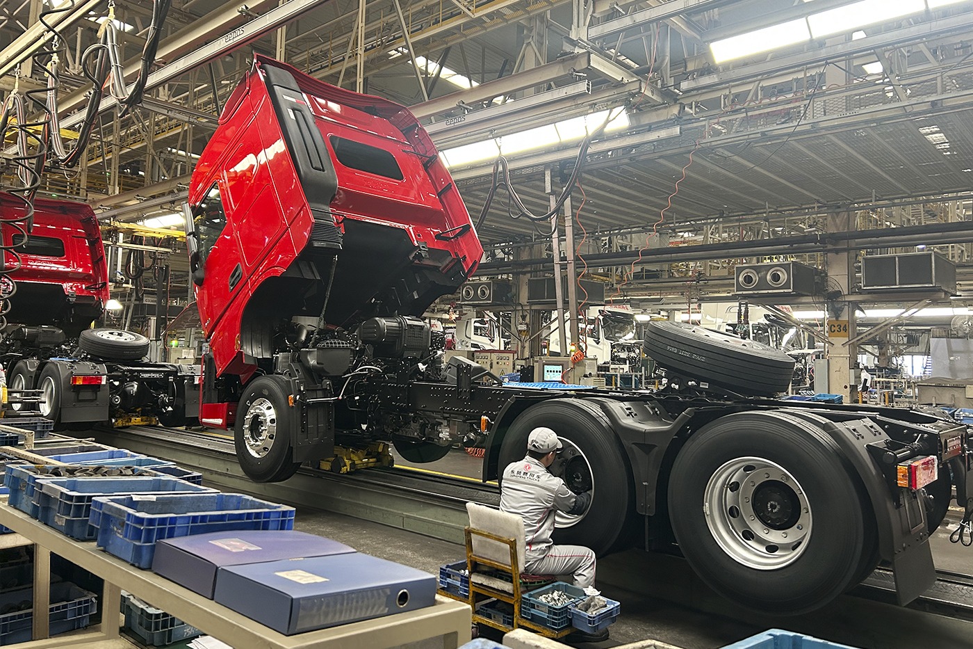 Процесс сборки: производство Dongfeng KL в модификации 6x4.