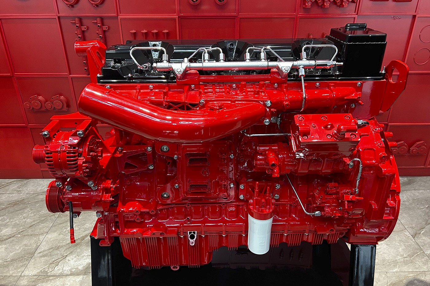 Стенд готовой продукции: современный двигатель Dongfeng Cummins