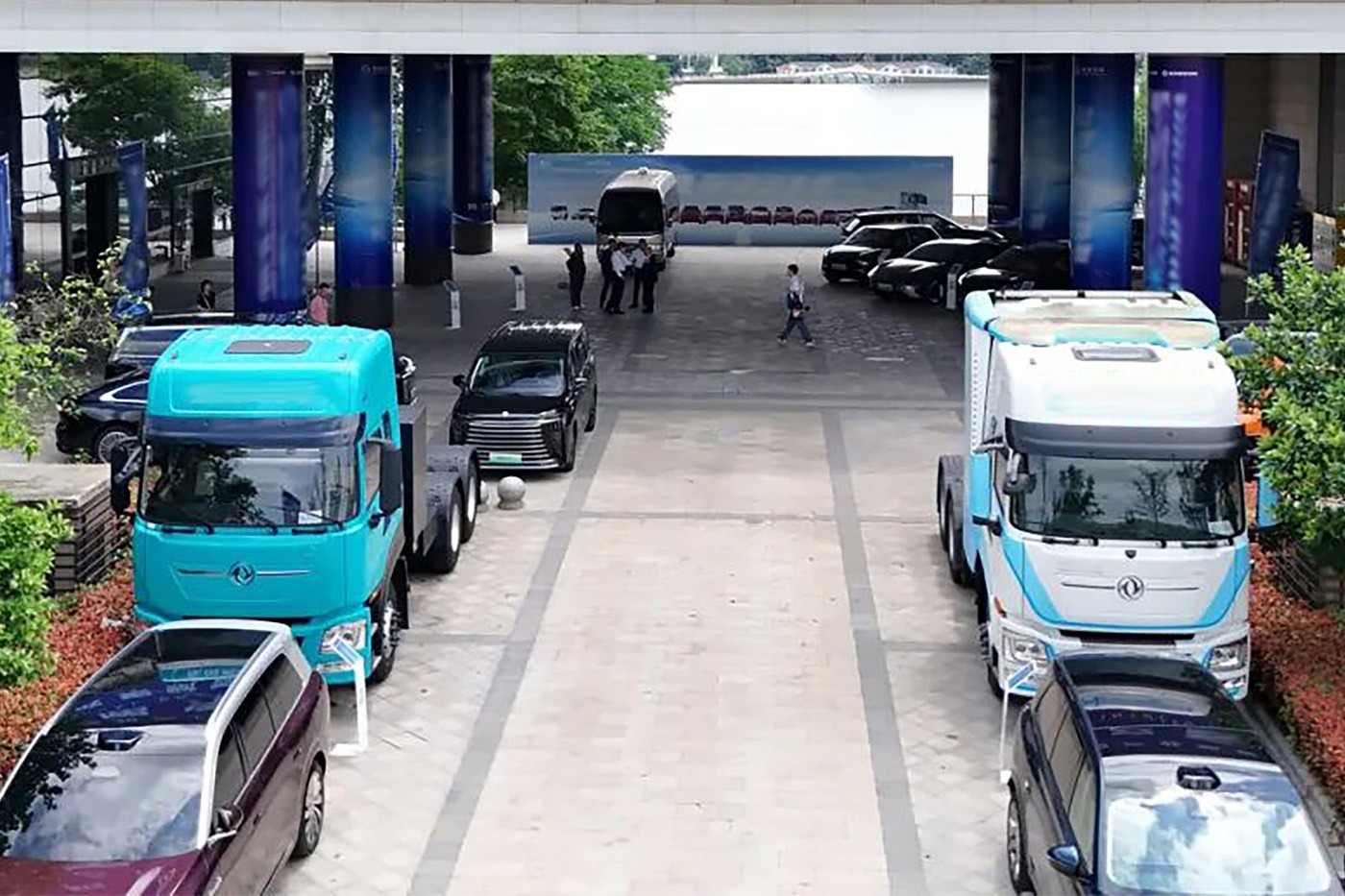 Водород и электричество: Dongfeng показал новые тягачи на конференции в Ухане